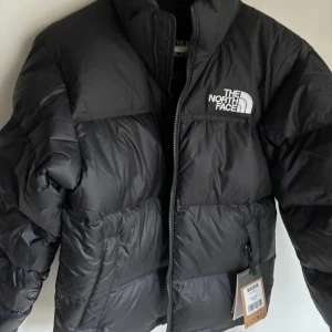 Men’s 1996 Retro Nuptse Jacket - Helt nytt, prislappan på. Köpt från Paris i oktober, storleken var fel. Originalpriset 350€.