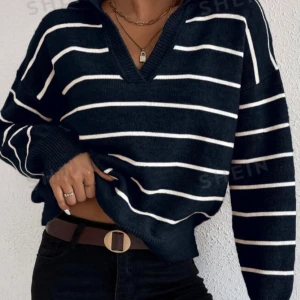 Marin blå och vit randning stickad tröja, använd två gånger. Säljer för att den inte passar mig💕 Förlåt för dåligt ljus!!! - Bra skick och perfekt för en vardags tröja i skolan eller jobb. Mjuk och bekväm🌅✨