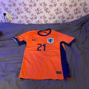 Frenkie de jong nederländerna tröja - Säljer denna nederländerna tröja med frenkie de jong på ryggen. Tröjan är från em 2024