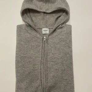 Kachmire hoodie från John Henric - Säljer denna Kachmire zip från John Henric. Tröjan är i ny skick utan några slitningar eller defekter.  Ny pris 2499kr säljer för endast 1199kr Hör av er vid frågor och funderingar! 