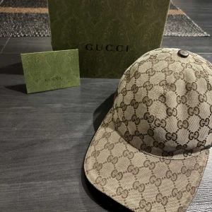 Gucci keps Äkta  - Säljer en snygg Gucci keps i beige skick 10/10 köpts för 4000kr i butiken äkta så klart allt följer med👍Byten funkar🫡