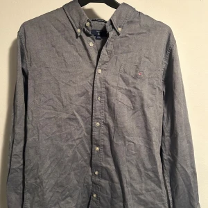 Gant Skjorta - Säljer min gant skjorta då en inte passa längre. Inga skidor på skjortan och den är i bra skick. Där är i storlek 170 cm så passar S om man är liten.