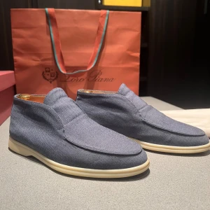 Blå Open Walk  från Loro Piana - Säljer ett par stilrena blå loafers från Loro Piana i mycket bra skick. Skorna har en snygg och enkel design med en ljus sula som ger en fräsch look. Perfekta för både vardag och festliga tillfällen. De är bekväma och lätta att matcha med olika outfits.