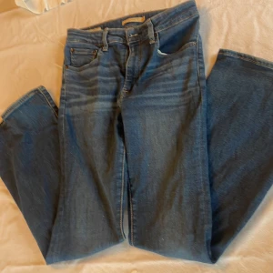 Blåa jeans från levis - Säljer ett par jättefina jeans från Levis. Sitter högmidjat. Inga defekter och har bara använda några gånger. 