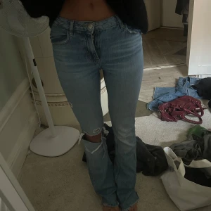 Zara bootcut jeans tall - Så snygga bootcut jeans från zara med slitningar! Storlek 36. Jag är 175 cm 