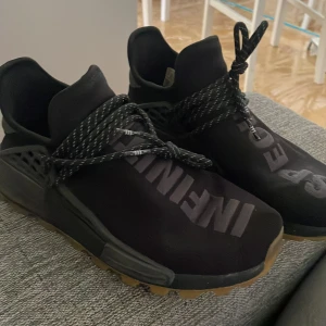 Adidas humanrace skor  - Säljer nu dessa skor då de ska slängas annars. 8/10 skick, använd fåtal gånger. Storlek 40 köpt för 1600kr