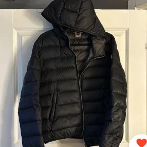 Svart colmar jacka - Köpte den nyligen men kollat på en annan och säljer därför denna💞Den är fint skick men han endast ett litet hål i fickan men inget som inte ramlar ut! Några småmål som förra köparen hittade men inget jag sätt när jag fått tillbaka den.Kan tänka mig att sänka priset