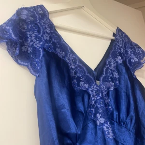 Blus  - Älskar denna toppen men passar dessvärre inte längre. Klarblå färg med jättefina spetsdetaljer💜