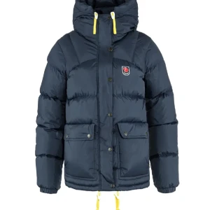 Mörkblå dunjacka från Fjällräven - Säljer denna underbara jacka från fjällräven. Köpte i början av året. Den är i super fint skick, säljer så jag är sugen på något annat inför denna vinter ☺️ är i storlek s! hör av dig vid frågor och intresse!💗💕 