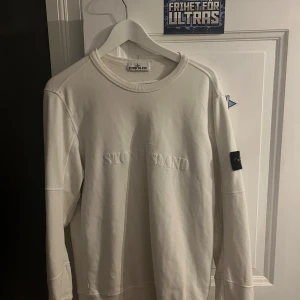  Stone Island - Säljer en stilren vit tröja från Stone Island i ett ”bra” skick. Den är långarmad och har en broderad logga på bröstet. Klassisk Stone Island patch på armen. (Priset är ej hugget i sten pga sista bilden) två fläckar som inte går bort, syns knappast om man inte tänker på det. Liten i storlek står L men sitter som en S. Vet att de var nån limited edition men minns inte vad den hette🤷🏽‍♂️