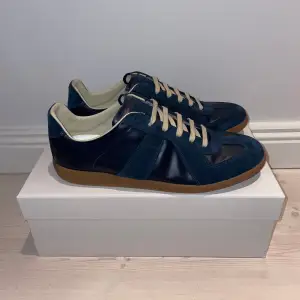 Säljer dessa feta Maison margiela skorna, storlek 43, färgen är navy blue. Skorna är 10/10👌Allt är OG, hör av er om ni är intresserade eller har några frågor.