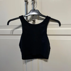 Svart ribbad linnetopp från 157 - Säljer en snygg svart ribbad linnetopp från 157 i storlek XS. 