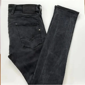 Replay Jeans - Säljer ett par svarta Replay jeans (Anbas) i strl 31. Mycket bekväma och i bra skick. Hör av er vid funderingar. Ej öppet köp!