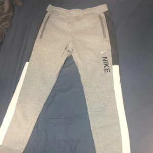 Grå mjukisbyxor från Nike - Säljer ett par grå mjukisbyxor från Nike i mycket bra skick har använts 2-3 gånger