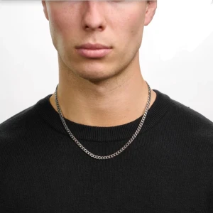 5mm Kubansk Länk Halsband i Rostfritt Stål - Nytt - **5mm Kubansk Länk Halsband i Rostfritt Stål - Nytt**  Säljer ett nytt kubansk länk halsband i rostfritt stål, 5 mm brett, 50cm lång. Stilrent, håller bra och funkar till allt! Kan hämtas i Lund eller skickas mot frakt.