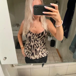 Festtopp - Leopard topp, supersnygg och skönt material! Lite 2000s stil. Tryck inte på köp nu!! Kom privat för pris först för är osäker på att sälja💕