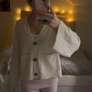 Vit kofta med knappar - Jätte mysig och gullig kofta ifrån Gina🥰🎀slutsåld och bara använd en gång så inga defekter❤️nypris 500kr