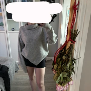 Grå stickad tröja - Mysig grå stickad tröja i jätte skönt material med polokrage och långa ärmar. Passar bra till både jeans och kjol. Oversized i modellen ❤️
