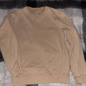 Beige sweatshirt i ekologisk bomull - Säljer en stilren beige sweatshirt i ekologisk bomull. Tröjan har en klassisk rund hals och långa ärmar, perfekt för en avslappnad look. Den är mjuk och bekväm, idealisk för vardagsbruk. 🌿