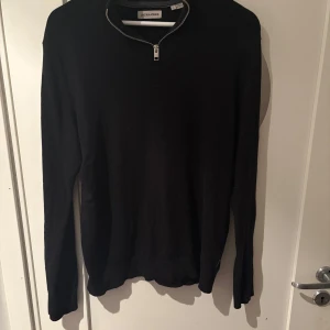 Svart quarter zip från Jack and Jones - Snygg till de mesta o kan ha nästan till allting. Säljer pågrund av att jag inte använder den längre. Storleken e L men jag som har M funkar den till