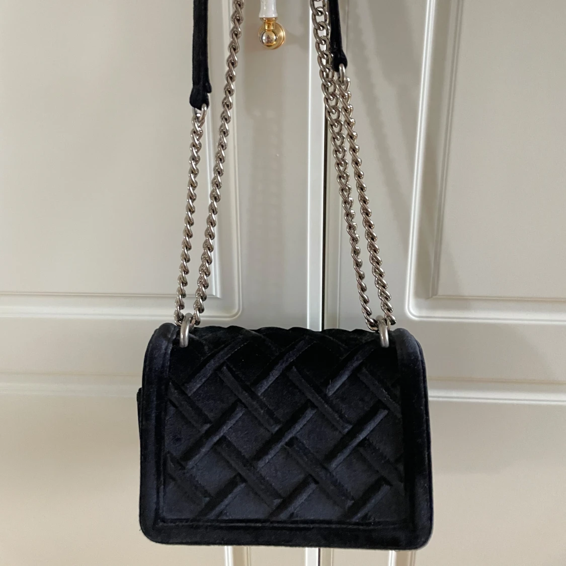 Svart quiltad axelväska med kedja oanvänd