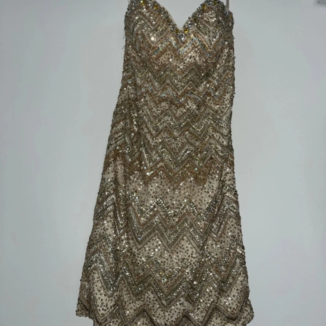 Glittrig axelbandslös klänning - 2