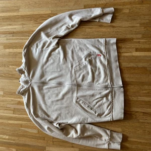 Vintage Hugo Boss kofta - Fet vintage Hugo Boss kofta i size M/L. I färgen off white. Sjukt bra skick för sin ålder 