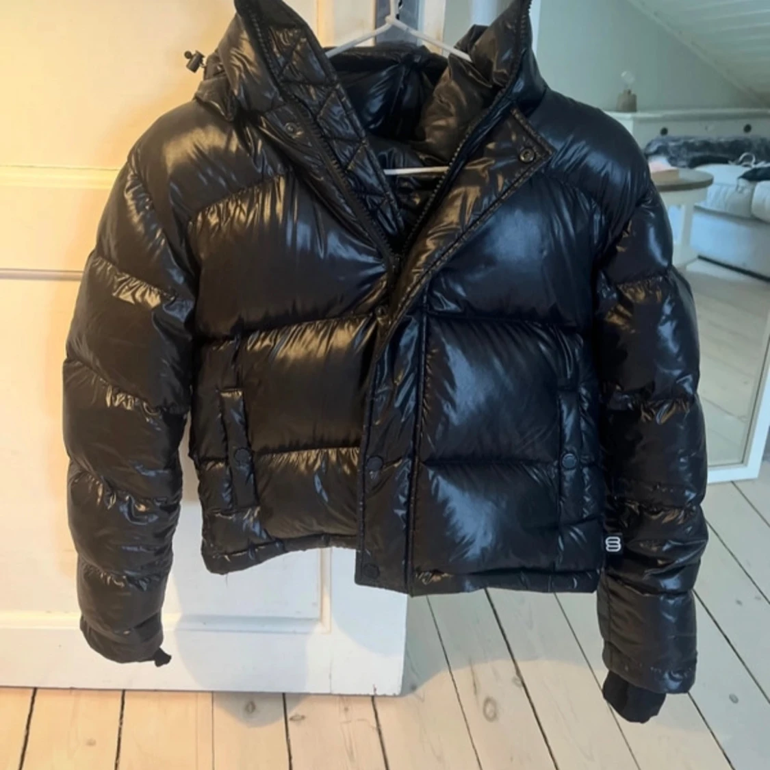 Svart dunjacka från aritzia - 1