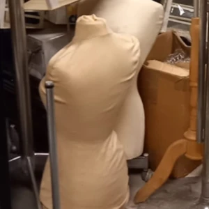 Beige provdocka utan stativ - En beige provdocka utan stativ, perfekt för att visa upp kläder eller för sömnadsprojekt. Den är formad för att efterlikna en överkropp och kan användas i butiker eller ateljéer. Säljer flera!!