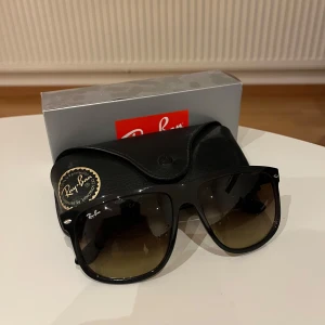 Ray-Ban Boyfriend  - Snygga ray ban boyfriend som är i gott skick och perfekta nu för våren/sommaren. Levereras med originalfodral och förpackning.