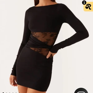 Miniklänning  - Så fin långärmad klänning med spetsdetalj från Peppermayo i modellen ”Echo long sleeve mini dress”. Klänningen var tyvärr lite för liten för mig och tvingas därför sälja den. Klänningen är endast testad och kommer med prislapparna på! Nypris ca 1200 med frakt🤍