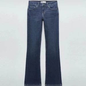 Blå bootcut jeans - Snygga blå bootcut lågmidja jeans med klassisk femficksdesign och dragkedja. Perfekta för en avslappnad stil med en touch av retro. Passar bra till både sneakers och klackar. Skriv för fler bilder 💗