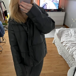 Svart pufferjacka - Säljer en svart pufferjacka från Weekday. Aldrig använd. Nypris 800kr 🎀