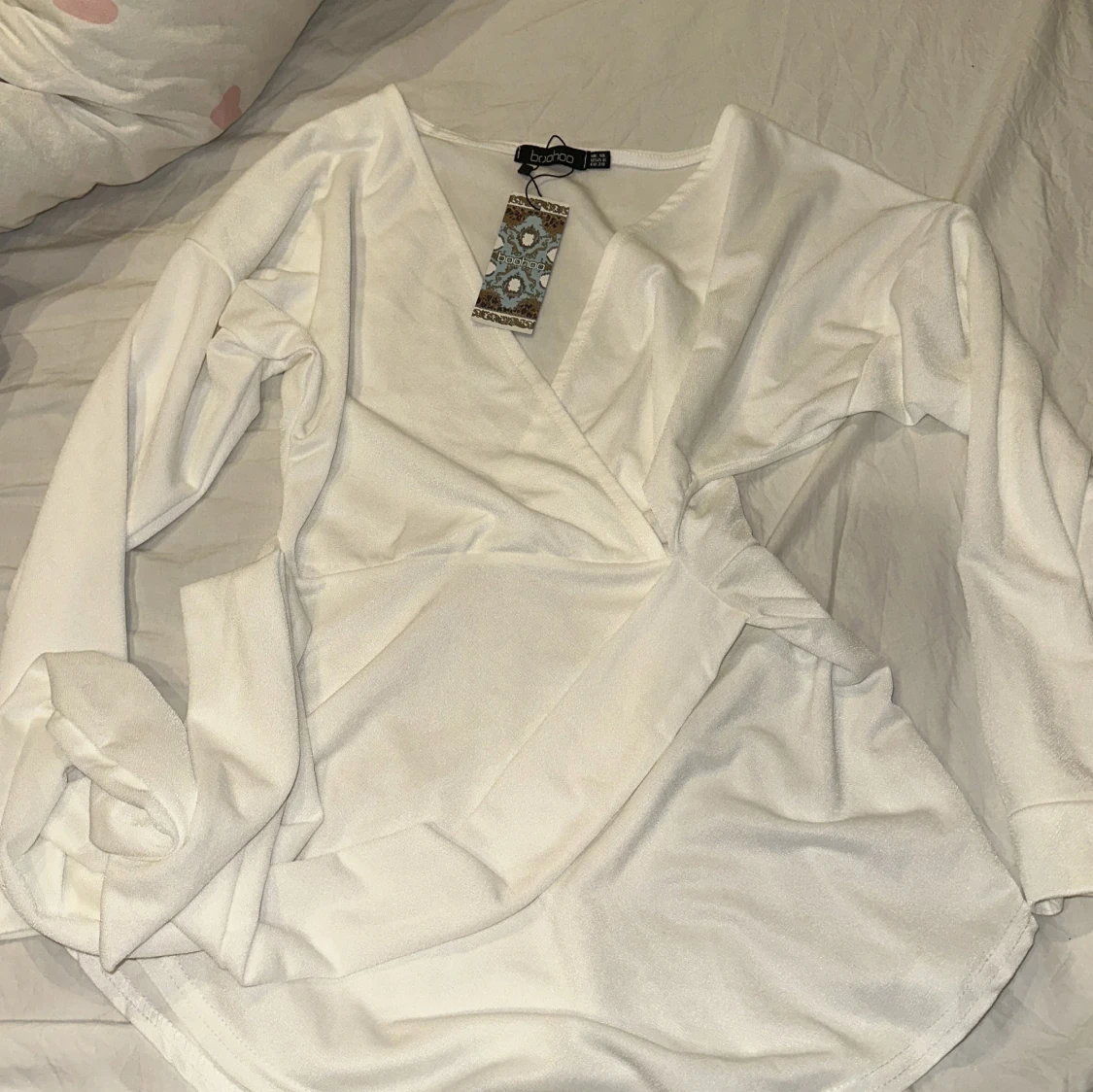 Vit omlottblus med knytband - 1