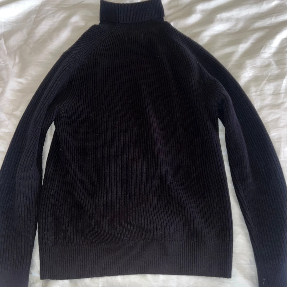 Mörkblå stickad East west tröja