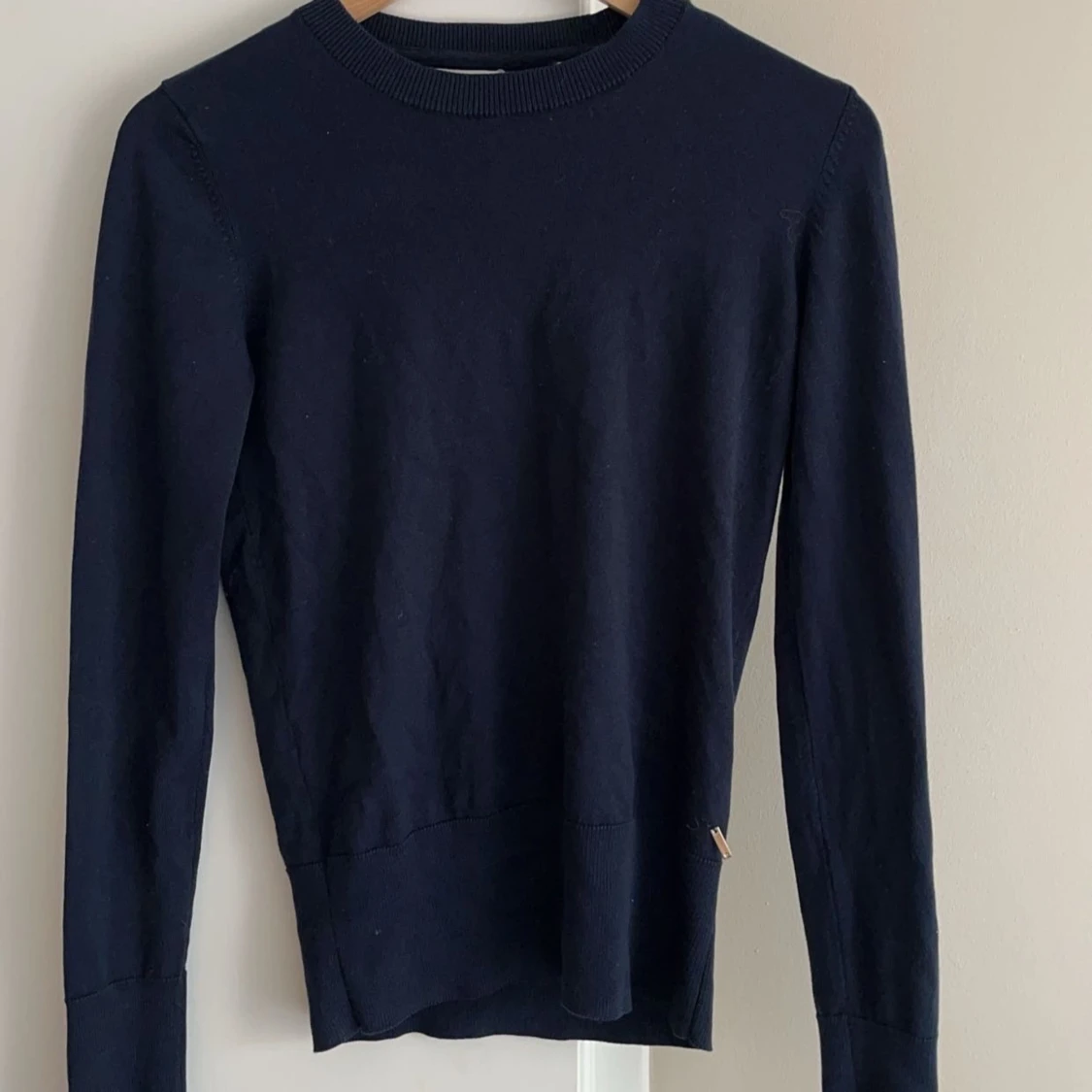 Mörkblå tröja med knappar