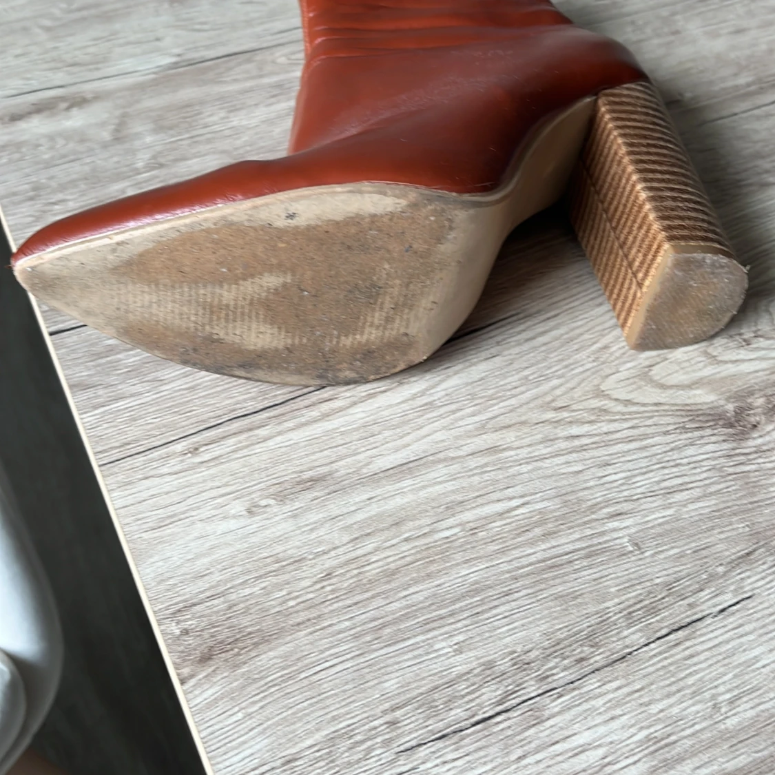 Bruna skinnstövletter med klack - 2