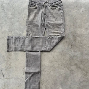 Grå jeans från Acne Jeans - Snygga grå jeans från Acne🤩 Ny pris på dessa är 4000!🔥 Säljer de billigt eftersom jag vill bli av med dem. Storleken är 29/33🤩🔥 Vid minsta fundering kontakta mig!🤩 