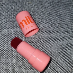 Jelly Blush - Jelly blush, helt ny och oanvänd men råkat komma åt med locket när jag öppnade den. INTE FRÅN MILK!