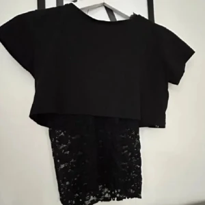 Svart spets topp - Snygg tishirt med spets, säljs då den inte kommer till användning. 🥰 storlek 164