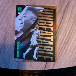 Fotbollskort Vinicius Junior 'Unbeatable' - Sällsynt fotbollskort av Vinicius Junior från top class. Är en av de 8 olika ovanliga varianterna på unbeatable. Priset kan såklart sänkas vid förfrågan