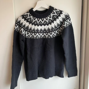 Stickad tröja från lager 157 - Fin stickad tröja från lager 157. Ny skick men säljer för att jag har 2 likadana i andra färger och har inte längre plats i garderoben. Storlek 150 men av någon anledning passar den här bättre än den i storlek xs och jag brukar vanligtvis ha storlek s 💕