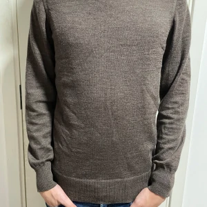 Brun merinoull tröja - | Brun merinoull tröja från Riley | Storlek XS | Skick 9/10 | Längd på modellen 170 | Fler frågor? Kontakta oss |