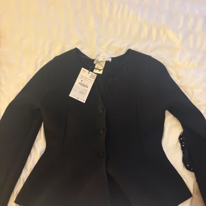 Svart kavaj från Zara - Elegant svart stickad poplin tröja från Zara med en stilren design och knappar!! Endast testad, nypris 399kr❤️