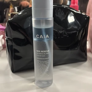 SOS Rescue Glowing Oil Mist från CAIA - En oljemist från CAIA som ger huden en strålande lyster. Passar alla hudtyper och innehåller närande ingredienser för att återfukta och fräscha upp huden. Perfekt för en snabb uppfräschning under dagen. 