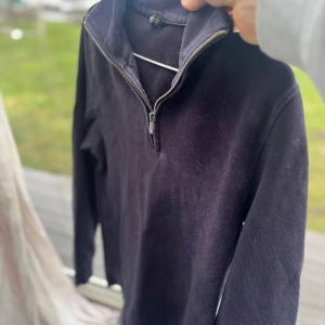 Massimo Dutti - Massimo Dutti half zip🔥Värdet på den här tröjan 1200 vårt pris 749kr  - storlek S, hör av er vid frågor om pris och mer bilder💸