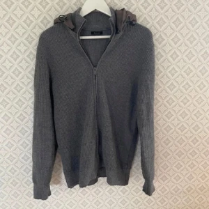 Massimo Dutti cardigen - Säljer en fet Cardigan från massimo dutti som inte längre, väldigt eftertraktad och sällsynt i denna storlek, pris går diskuteras vid snabb affär 