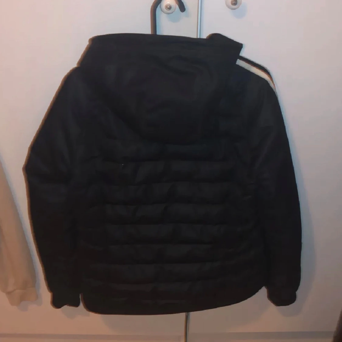 Svart dunjacka från Adidas - 2