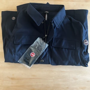 Mörkblå overshirt - Helt ny colmar overshirt. Nypris är 3700. Mitt pris är 899. Kom med prisförslag så kanske vi har en deal! Om du har några frågor så är det bara att höra av er!