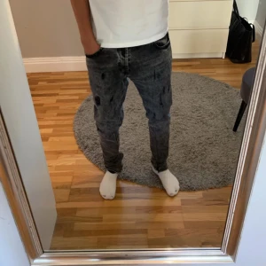 Dondup jeans  - Säljer nu mina sjukt feta dondup jeans då dom inte kommer till användning efter som dom inte passar mig. Dom är insydda till slim fit av en skräddare. De har ett litet hål längs sömmen. Vid minsta fundering är det bara o skriva. Pris inte hugget i sten vid en snabb affär